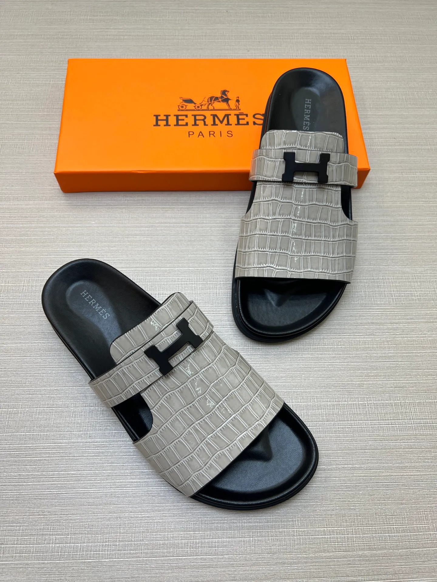 [H Family Hermès] P: 360💰 Size: 38-45 Hermes Men’s Kazimir Slippers - 2025 Summer New Hermès Same as the original version, with colored cowhide surface + rubber combined sole, handmade by master-level craftsmen! ❥High-end customization, exclusive products, the highest version in the industry.